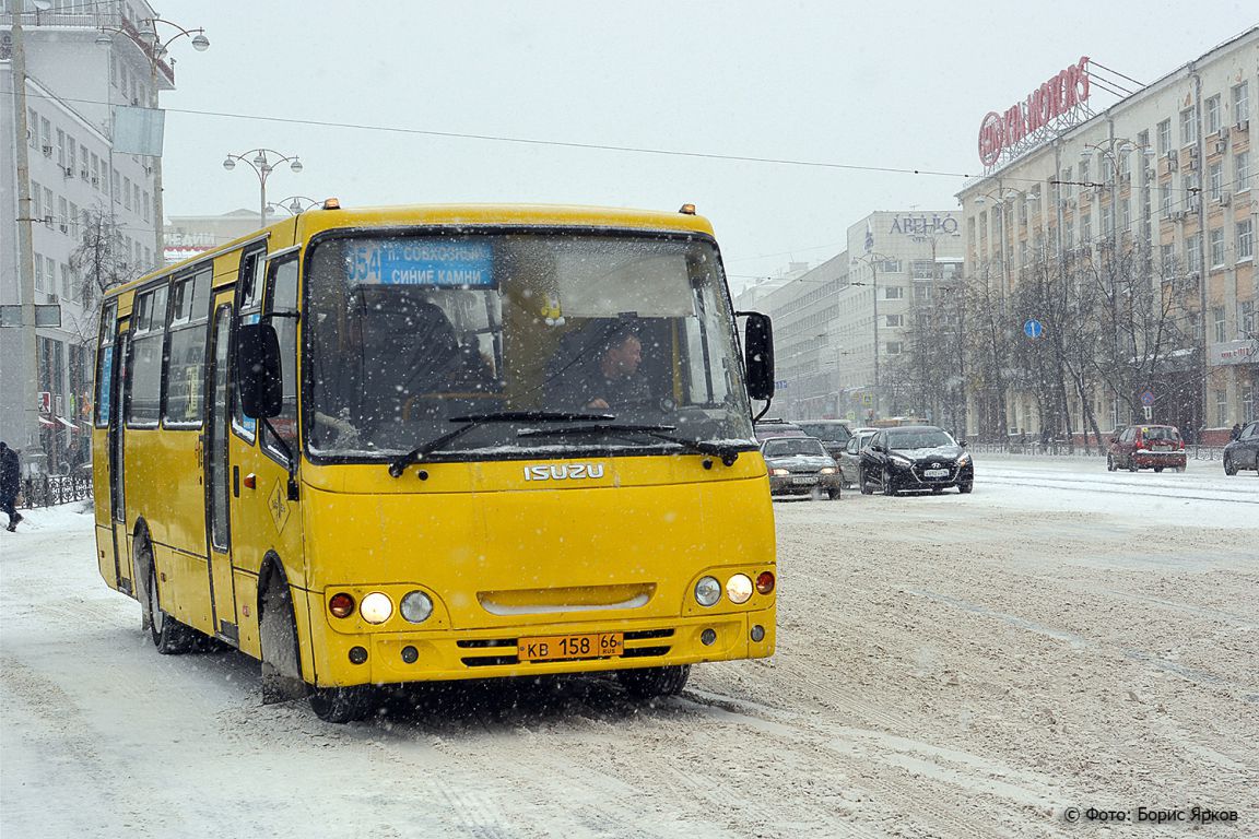 В Екатеринбурге кондуктор избил пассажира, у которого не получилось  оплатить поездку - «Уральский рабочий»